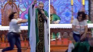 Mulher derruba Padre Marcelo Rossi do palco durante missa; Veja vídeo