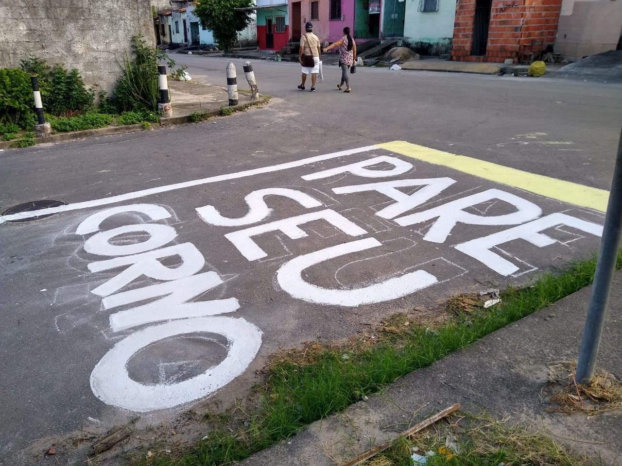 Moradores pintam ‘Pare seu corno’ em rua para chamar atenção de motoristas