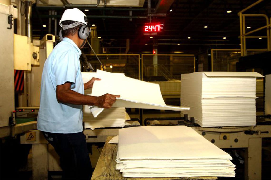 Produção industrial cresce no AM, mas recua em oito estados do Brasil
