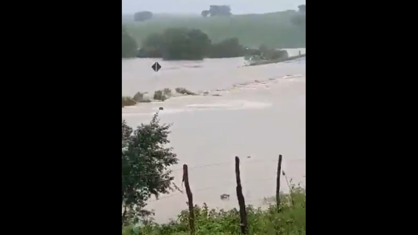 Vídeos mostram barragem que transbordou na Bahia; Assista