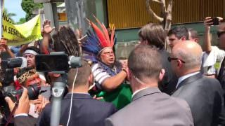 ‘Que vocês possam usar a terra como o homem branco usa’, fala Bolsonaro a índios