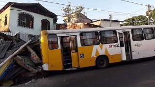 Ônibus coletivo desgovernado atinge um comércio, na zona Leste