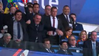 Bolsonaro perde o equilíbrio e quase cai durante final da Copa América
