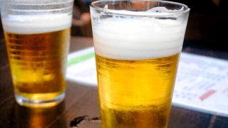 Vítimas internadas após ingestão de cerveja em MG sobe para 10