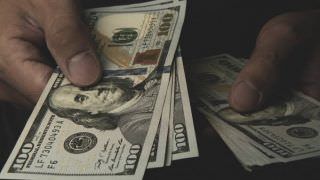 Dólar abre em alta e volta a custar mais de R$ 5. Bolsa de Valores sobe