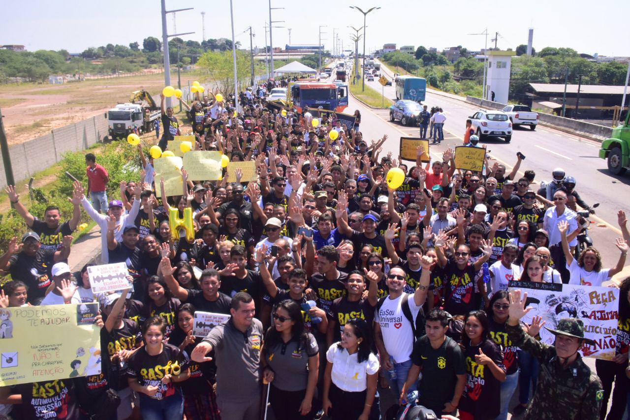 ‘Basta ao suicídio’ reúne mais de 600 pessoas na ponte Rio Negro