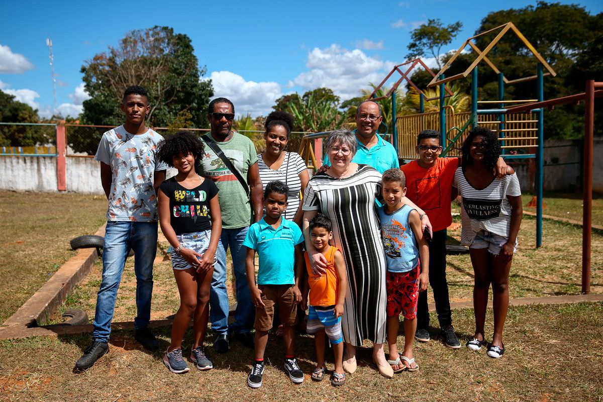 Menina deixa pai para ficar com cinco irmãos adotados