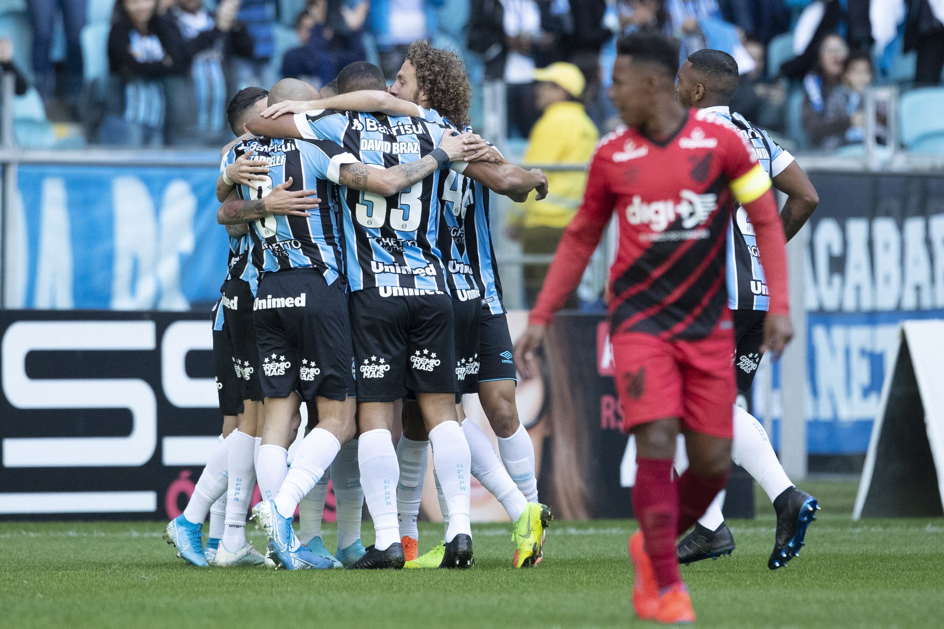 Grêmio supera pênalti perdido de Tardelli, vence Athletico e encerra jejum