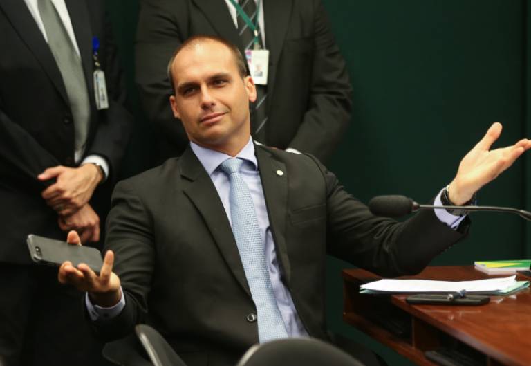 Eduardo Bolsonaro culpa China por pandemia e embaixada rebate