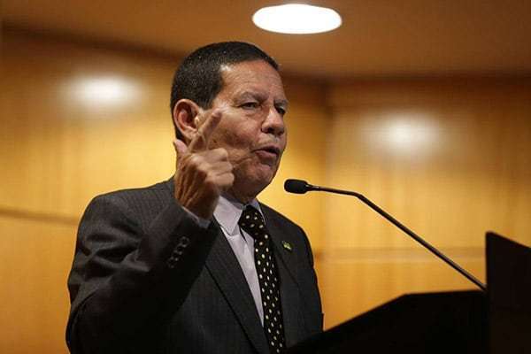 Pandemia: Mourão defende isolamento, mas critica “histeria”