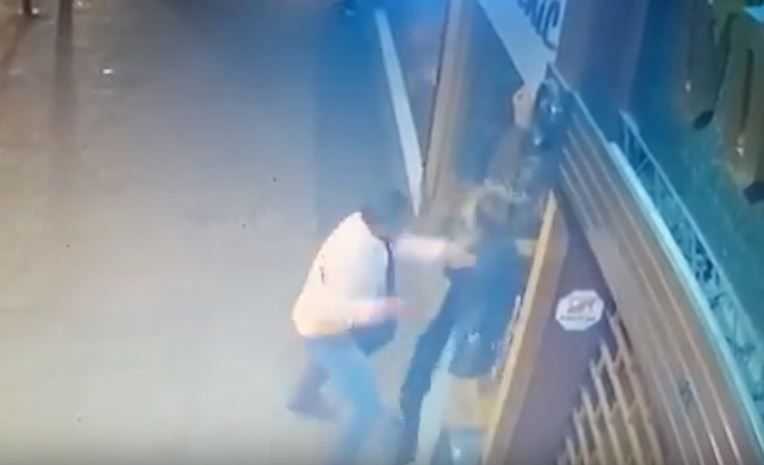 Câmera flagra homem agredindo mulher brutalmente em calçada; veja