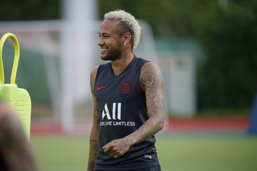 Diretor do PSG, diz que negociação do Barça por Neymar não avançou