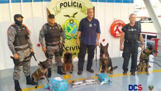 Com ajuda de cães, polícia apreende 6kg de drogas em Manaus