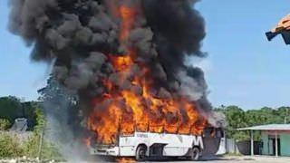 Ônibus pega fogo em estação de Manaus; veja o vídeo