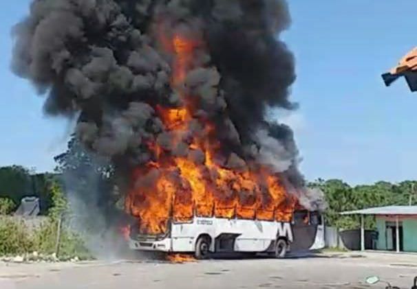 Ônibus pega fogo em estação de Manaus; veja o vídeo