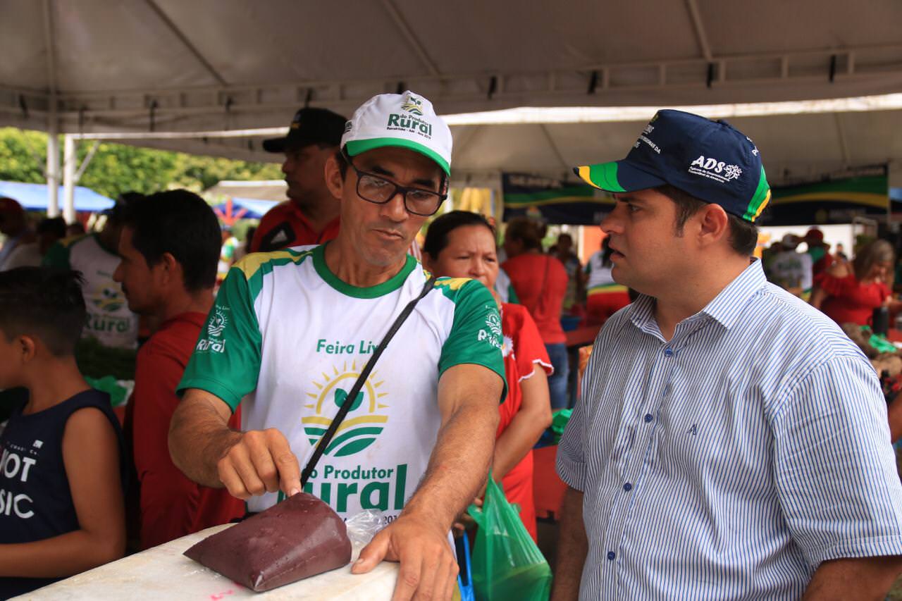 Fiscais da prefeitura apreendem banca, após flagra de 'xixi'