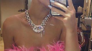 Kylie Jenner ganha colar de diamante como presente de aniversário