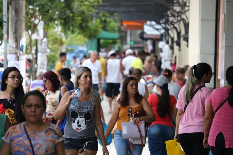 Manauara deve gastar 13º com presentes em vez de quitar dívidas, indica pesquisa CDL-Manaus