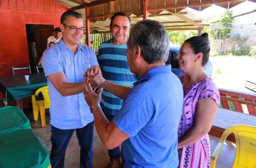 Josué Neto vai às ruas ouvir a população sobre os problemas de Manaus