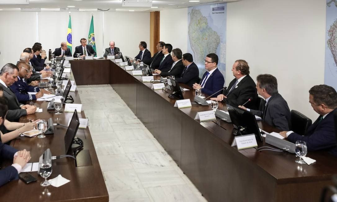 Bolsonaro afirma que reservas indígenas inviabilizam o Brasil