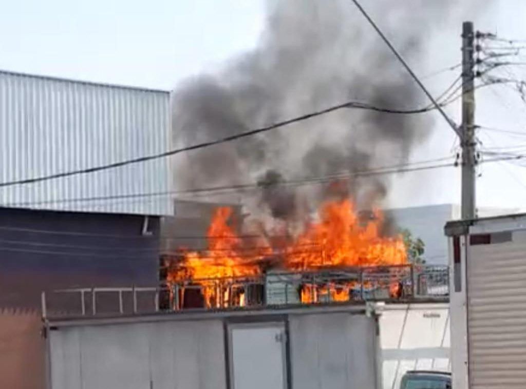 Casa é destruída por incêndio em Manaus; veja o vídeo