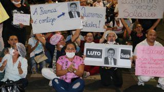 Enfermeiros cobram salários e protestam em frente ao Platão Araújo