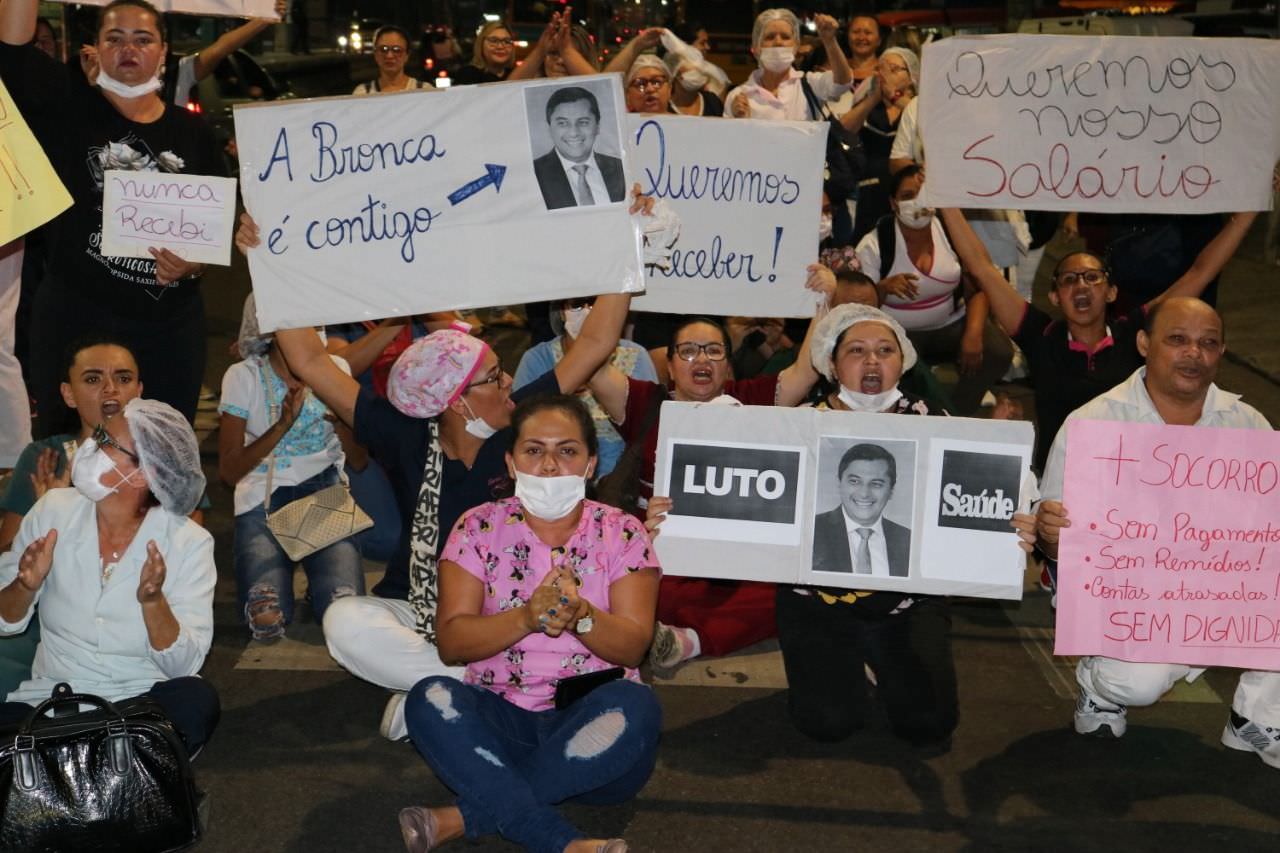 Enfermeiros cobram salários e protestam em frente ao Platão Araújo