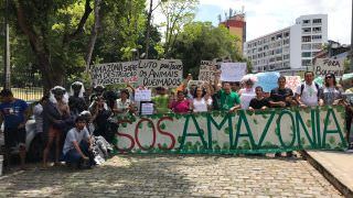 'SOS Amazônia': manifestantes em Manaus protestam contra queimadas
