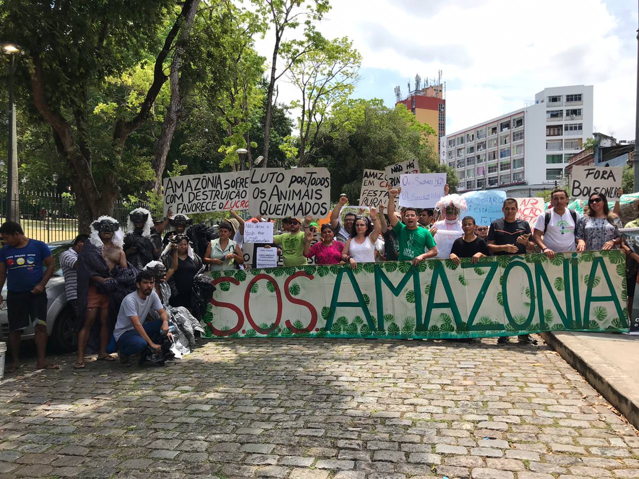 ‘SOS Amazônia’: manifestantes em Manaus protestam contra queimadas