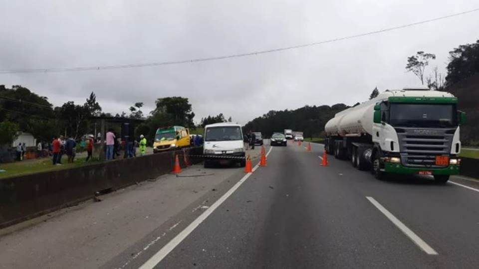 Carreta colide com van e bebê de três meses morre no acidente
