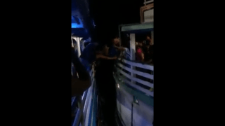 Passageiros ficam desesperados após barco colidir com tronco