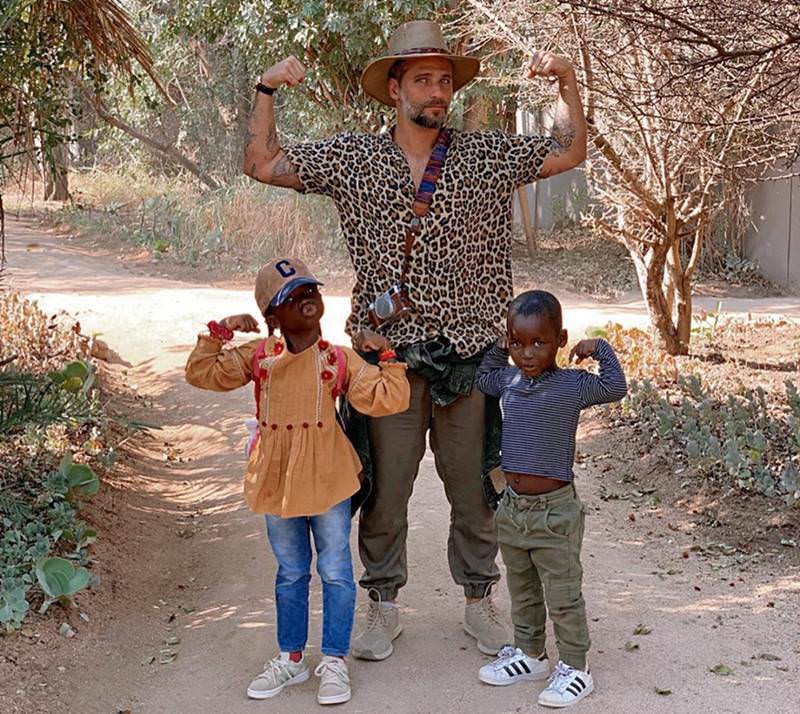 Giovanna Ewbank posta foto de Bruno com os dois filhos