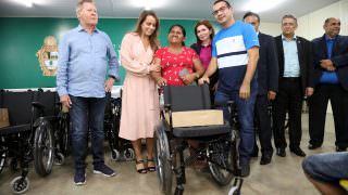 Fundo Manaus Solidária entrega cadeiras de rodas para 40 famílias