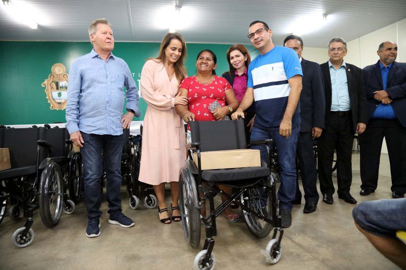 Fundo Manaus Solidária entrega cadeiras de rodas para 40 famílias
