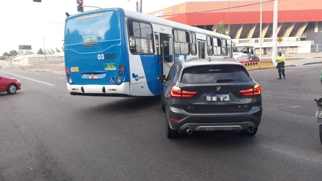 Carro avança sinal e atinge ônibus coletivo na Constantino Nery