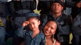 Criança tem sonho realizado pela PM e ganha festa temática