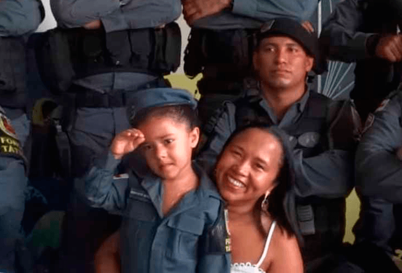 Criança tem sonho realizado pela PM e ganha festa temática