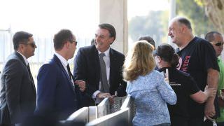 Bolsonaro assina lei para que o Exército auxilie no combate às queimadas