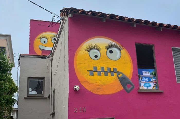 Casa com pintura de emojis provoca polêmica