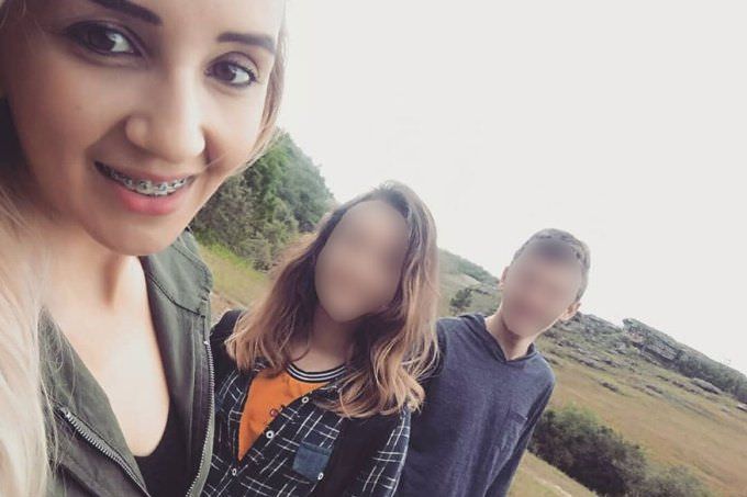 Mãe defende filho que matou irmã de 12 anos a marteladas