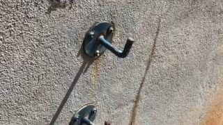 Criança perfura intestino ao cair sobre gancho em escola