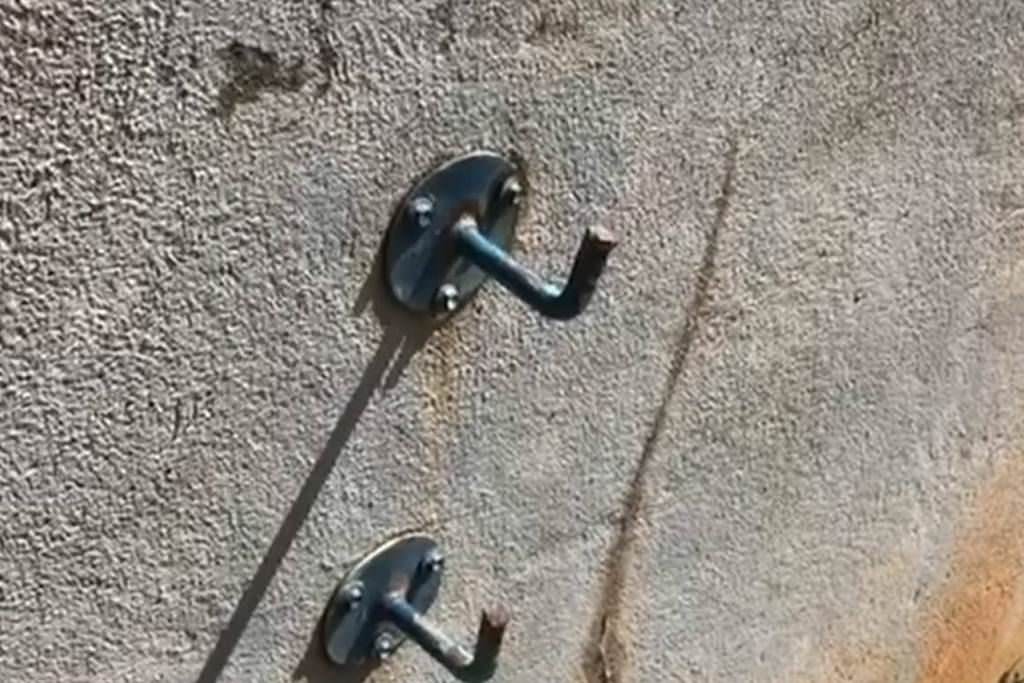 Criança perfura intestino ao cair sobre gancho em escola