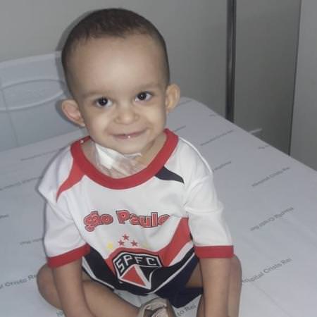Pato e Rebeca Abravanel pagam cirurgia de menino portador de doença rara