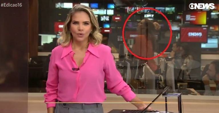 Maria Beltrão é flagrada rebolando ao fundo de telejornal ao vivo na Globo