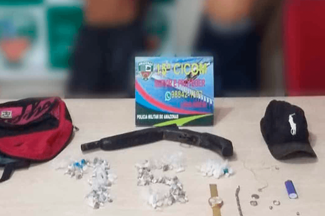 Polícia detém suspeitos com arma de fogo e drogas na zona Norte