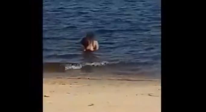 Banhistas flagram casal fazendo sexo na praia da Ponta Negra; vídeo