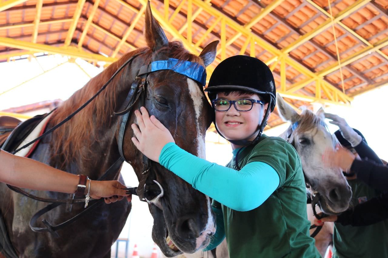 Terapia com Cavalos da PM beneficia mais de 40 crianças com deficiência