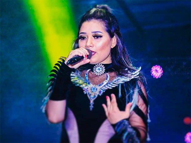 Cantora sofre abuso em show e dá um tapa: "Me senti humilhada"; Vídeo