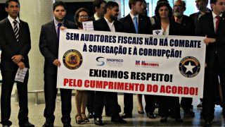 Em protesto, auditores fiscais realizam Dia do Luto nesta quarta