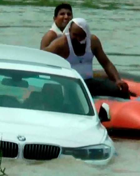 Jovem joga BMW em rio após pai se recusar a comprar Jaguar